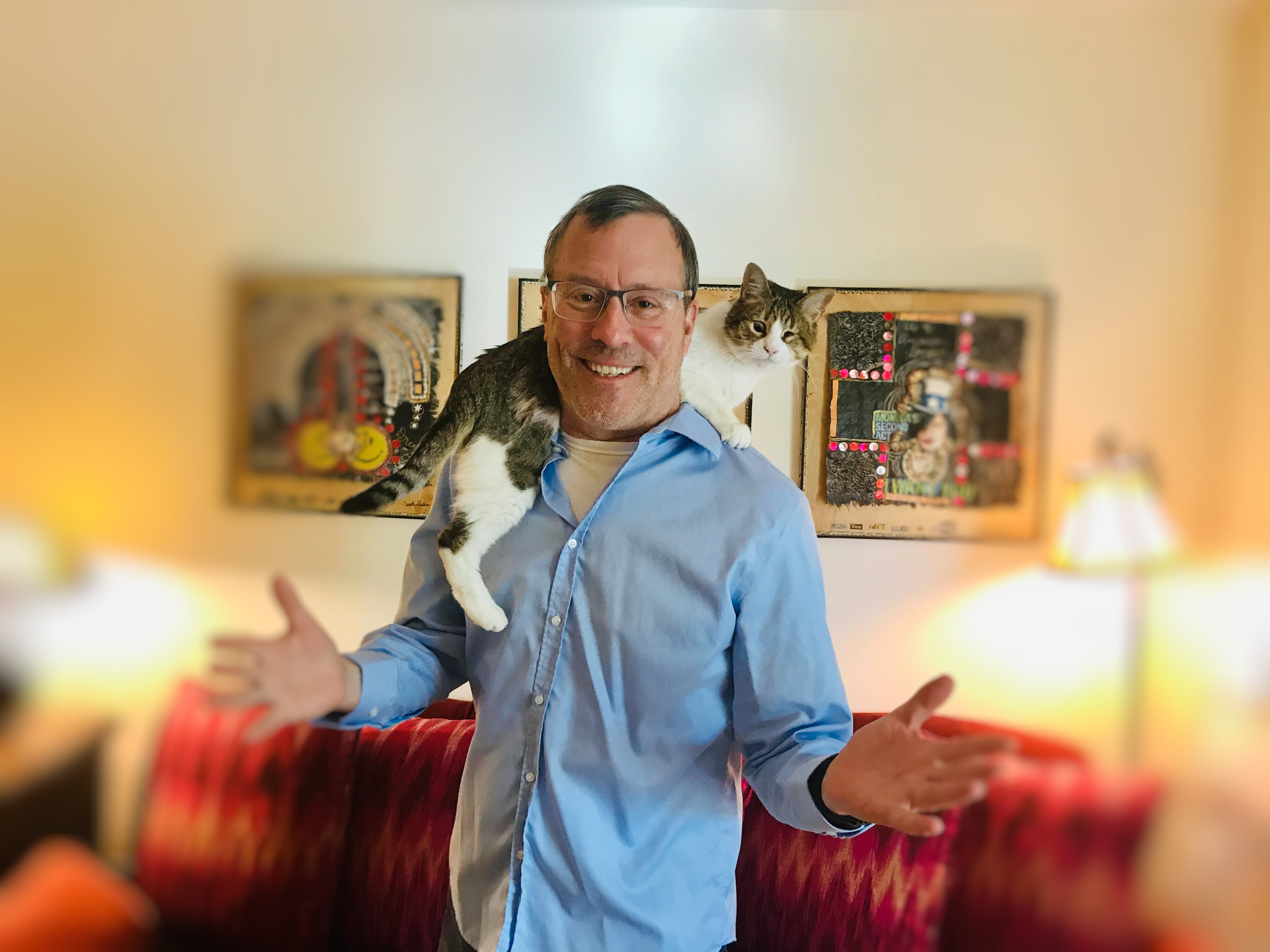 Stephan Quandt with a cat over his shoulder