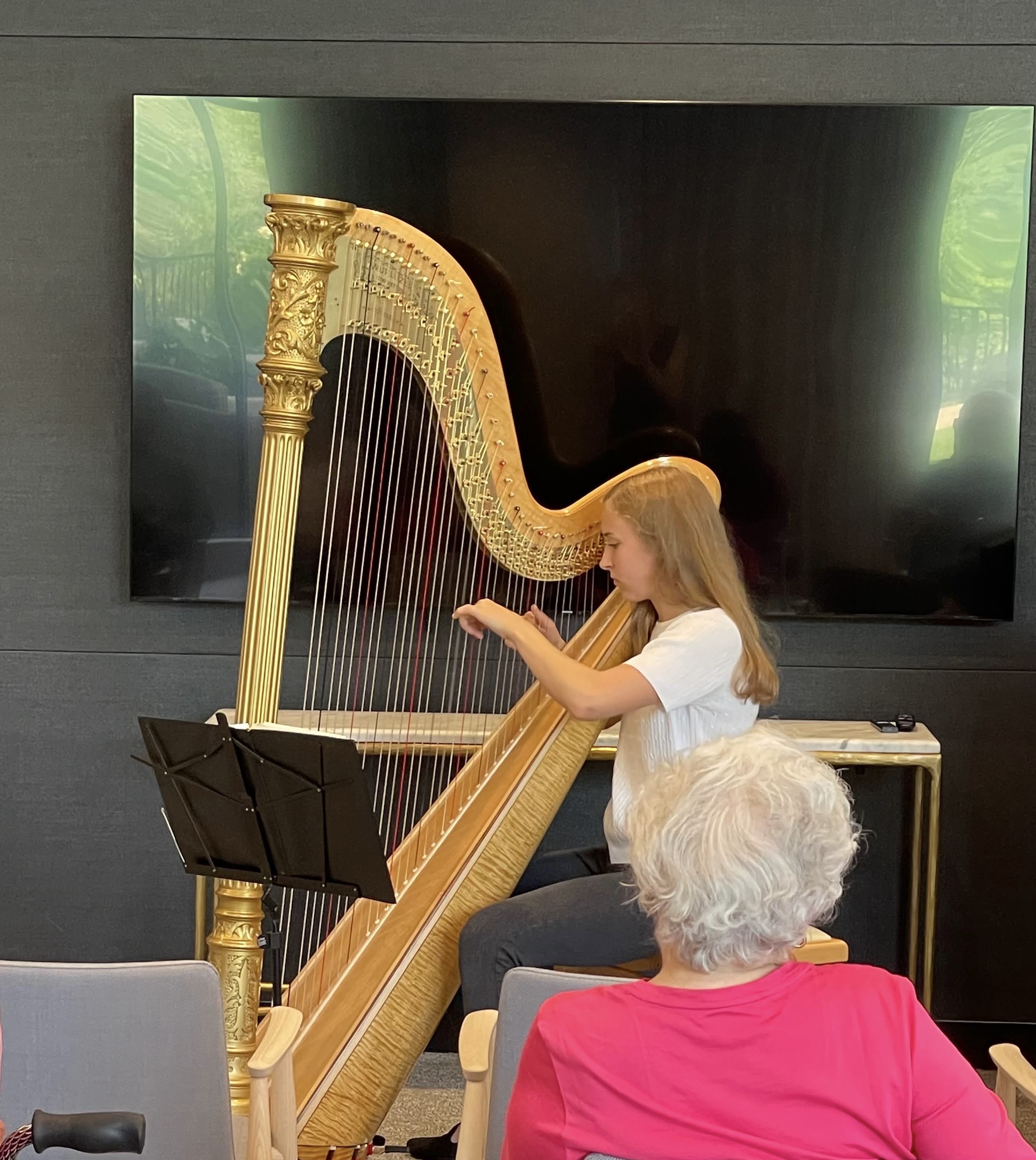 Eva playing the harp