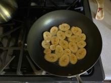 Cooking banana slices